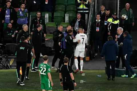 "ضرب بالمرفق".. رونالدو يُطرد من مباراة البرتغال وأيرلندا في تصفيات المونديال (صور)